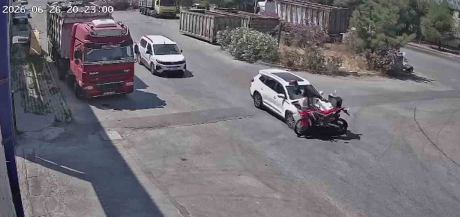 15 Yaşındaki Çocuğun Otomobil Motosiklete Çarptı: Sürücü Ağır Yaralandı
