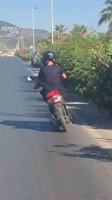Alanya'da Ayakta Motosiklet Sürüşü Güvenlik Tehlikesi Oluşturuyor