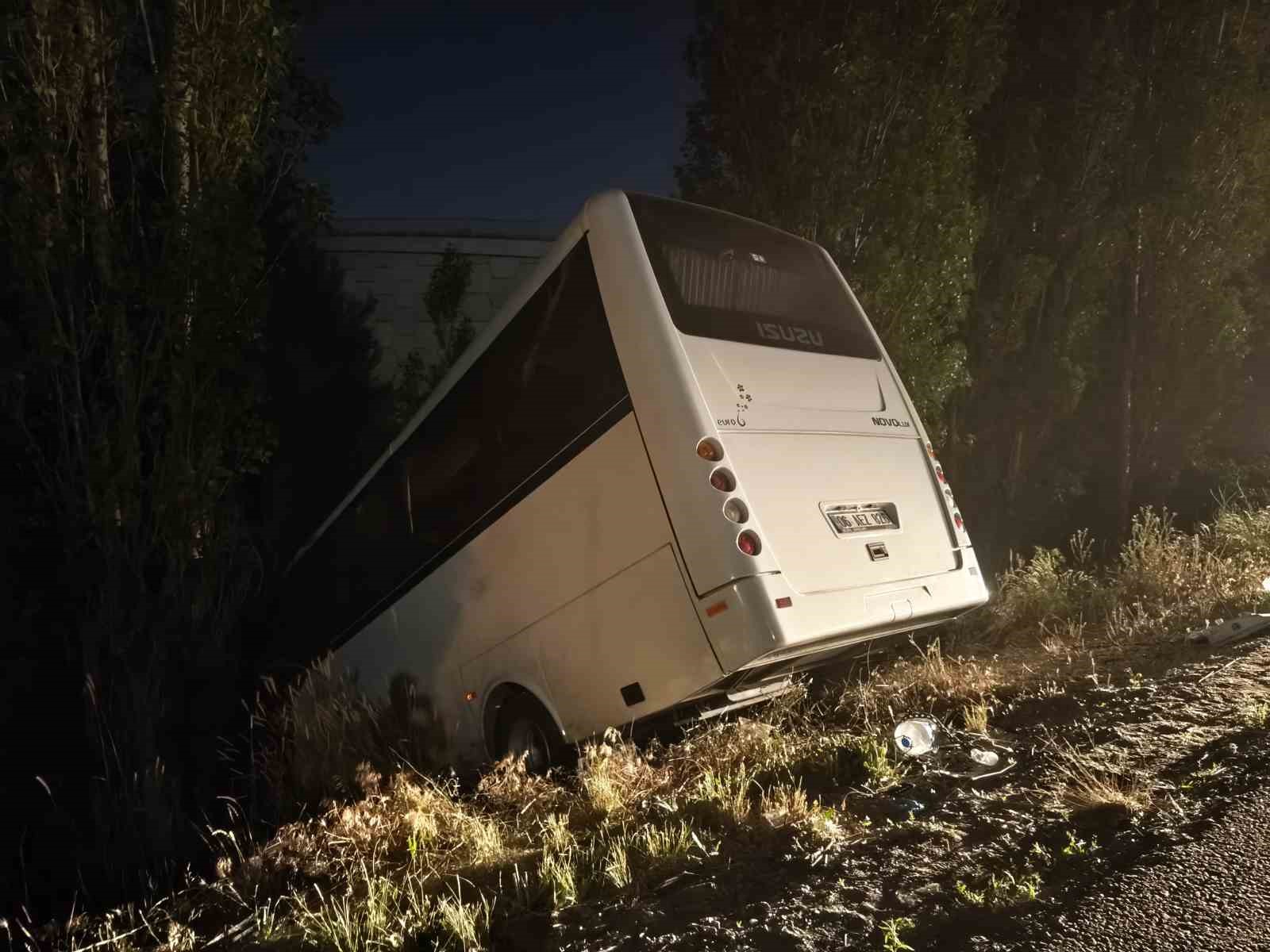 Ankara’da Yol Kenarında Servis Aracı Devrildi: 8 Yaralı