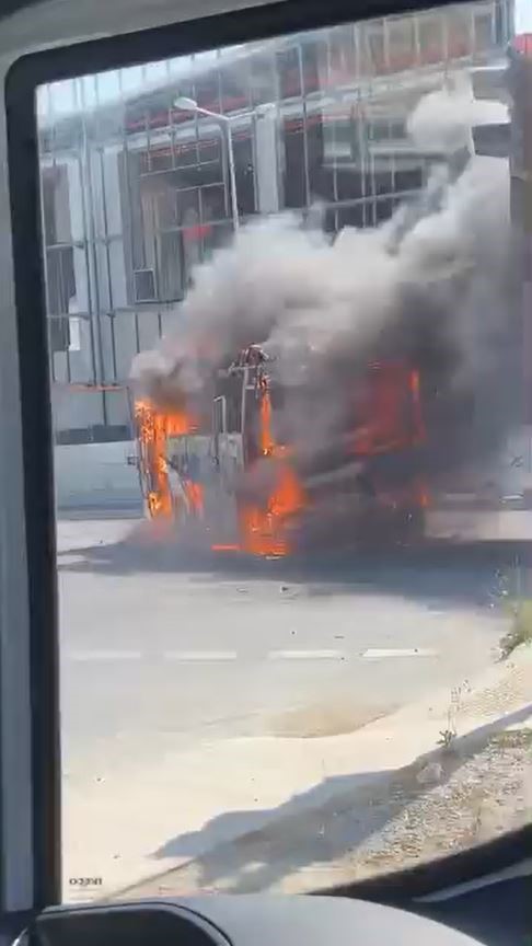 Arnavutköy’de Servis Minibüsü Yangınının Nedenleri ve Sonuçları