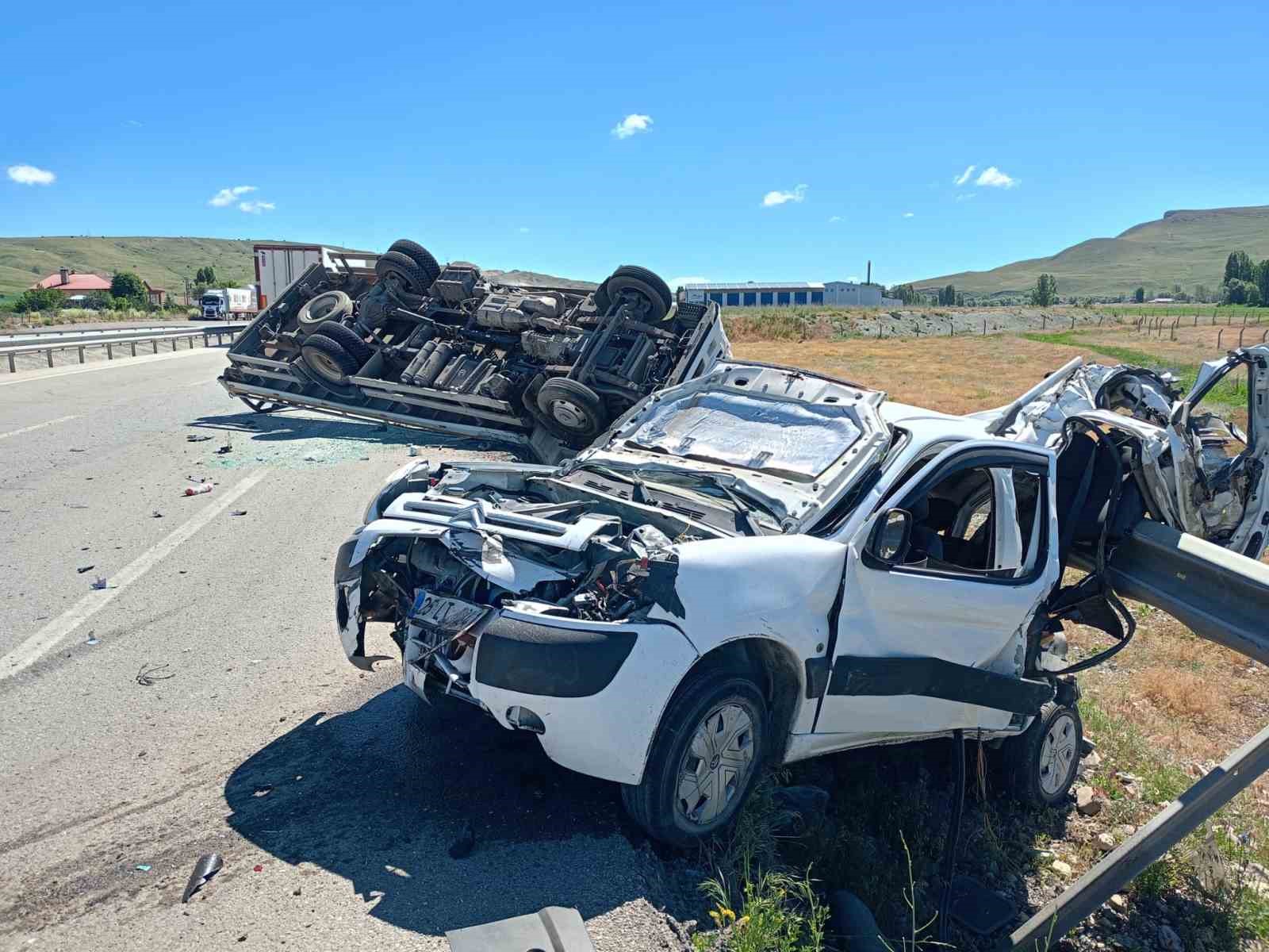 Aşkale'de Kanlı Trafik Kazası: 2 Yaralı, Bunlardan Biri Ağır