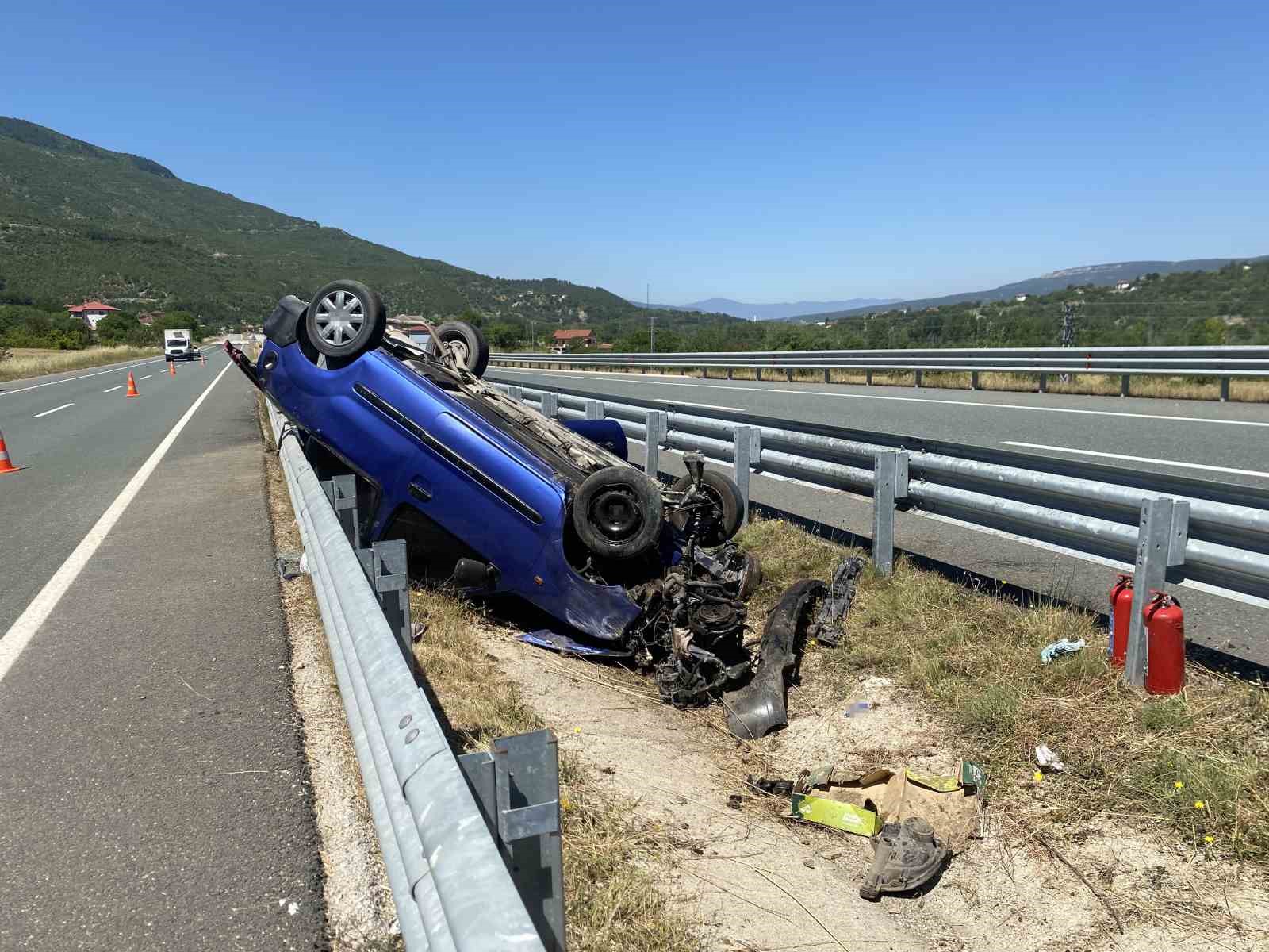 Bariyerlere Çarpan Hafif Ticari Araç Ters Döndü: 3 Yaralı Yüksek Hızda Kaza Anı