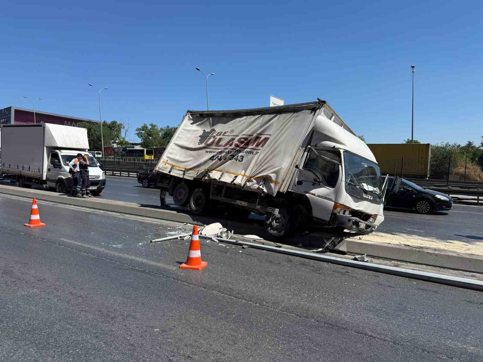 Beylikdüzü E-5’te Trafiği Kilitleyen Kaza Detayları