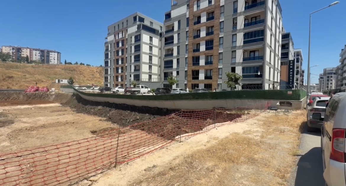 Bursa'da İstinat Duvarı Çöktü, Site Sakinleri Hayatta Kalmak İçin Mücadele Etti