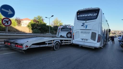 Ehliyetsiz Sürücünün Otomobil ve Yolcu Otobüsüne Çarpması: 40 Bin Lira Ceza Uygulandı