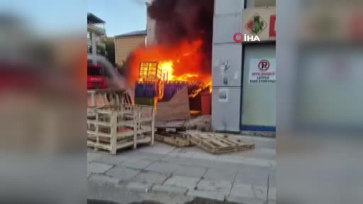 Elazığında Palet Yangını Çıktı: Binaya Sıçrayıp Gökyüzünü Kara Dumanlarla Kapladı