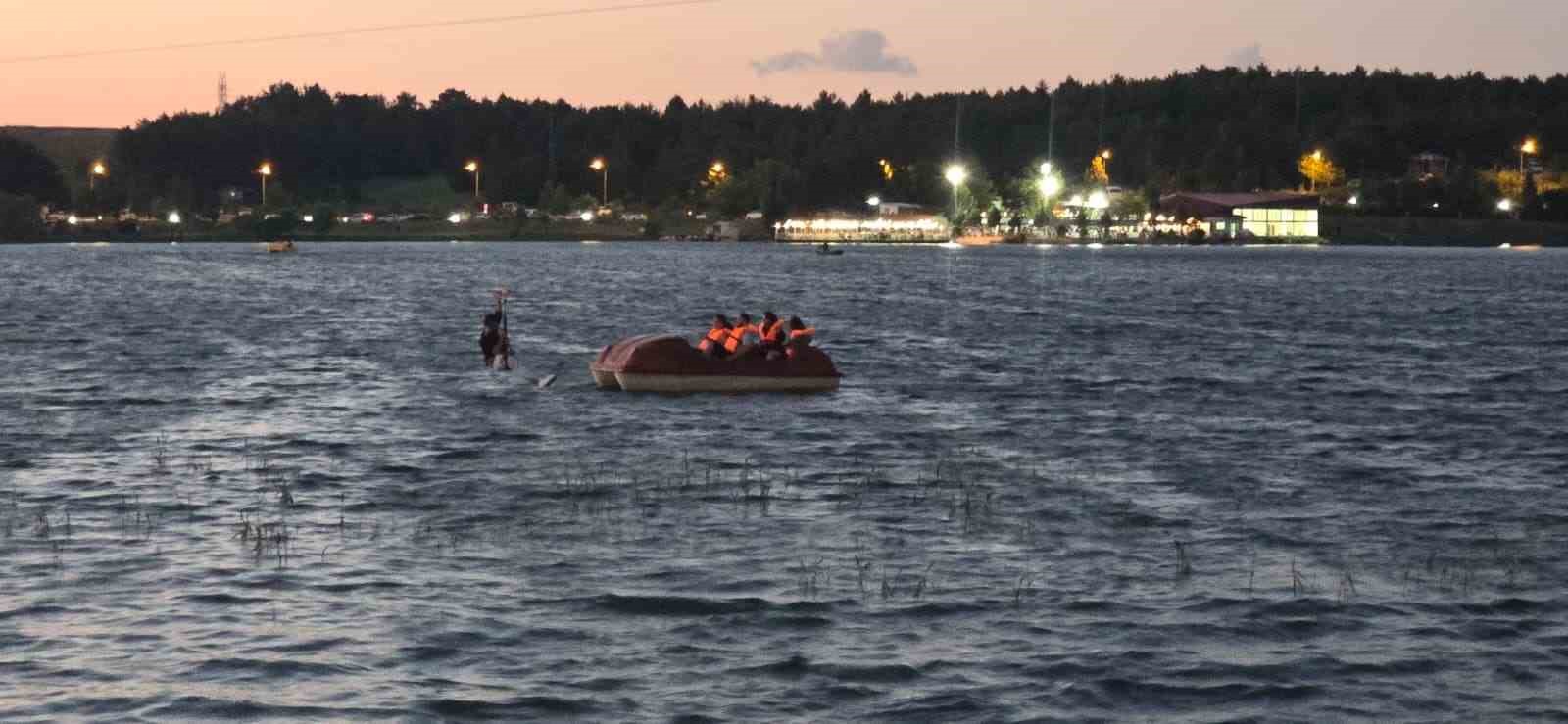 Göletlerde Deniz Bisikletiyle Gezenler Ziplinede Mahsur Kalan Vatandaşı Kurtardı