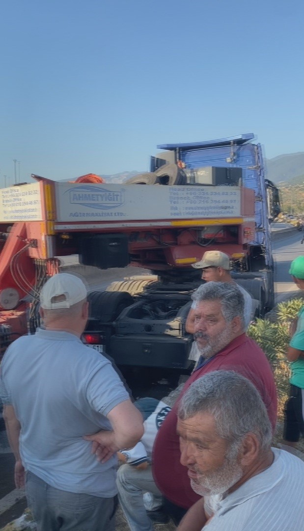 Hatay'da Devrilen Tır Yolu Trafiği Kaptı ve Uzun Araç Kuyrukları Oluştu