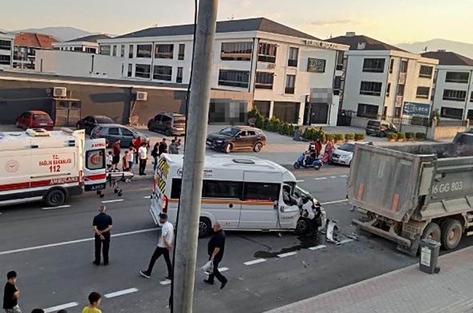 Kamyona Arkadan Çarpan Servisin Sürücüsü Ağır Yaralandı
