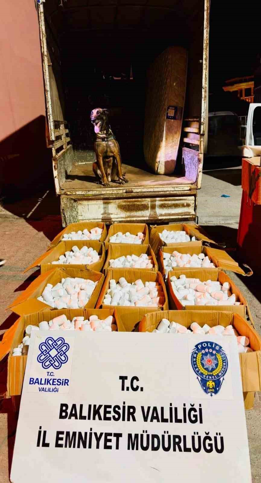 Kamyonetle Ev Eşyası Taşınması sırasında 144 Bin 900 Sentetik Hap Ele Geçirildi