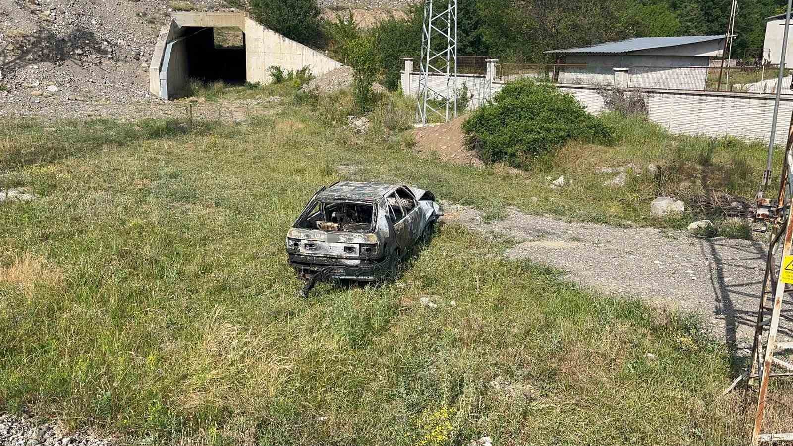 Kastamonu’da Kamyonet ve Otomobil Çarpışması Sonucu Yol Yanıyor