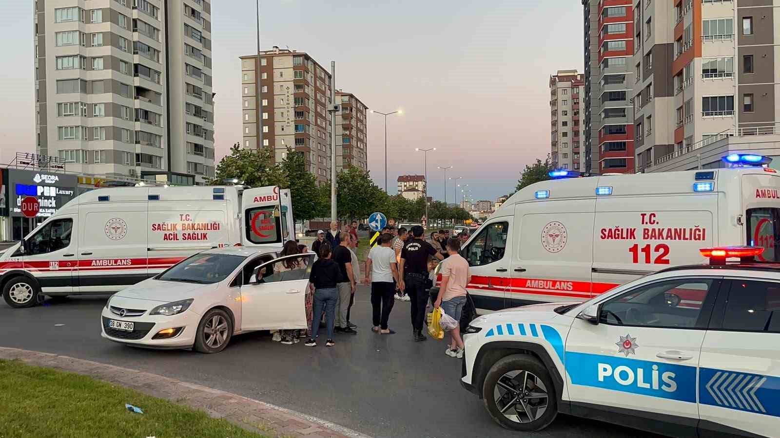 Kazada Yaralanan Motosiklet Sürücüsüne Çevik Kuvvet Müdüründen İlk Müdahale
