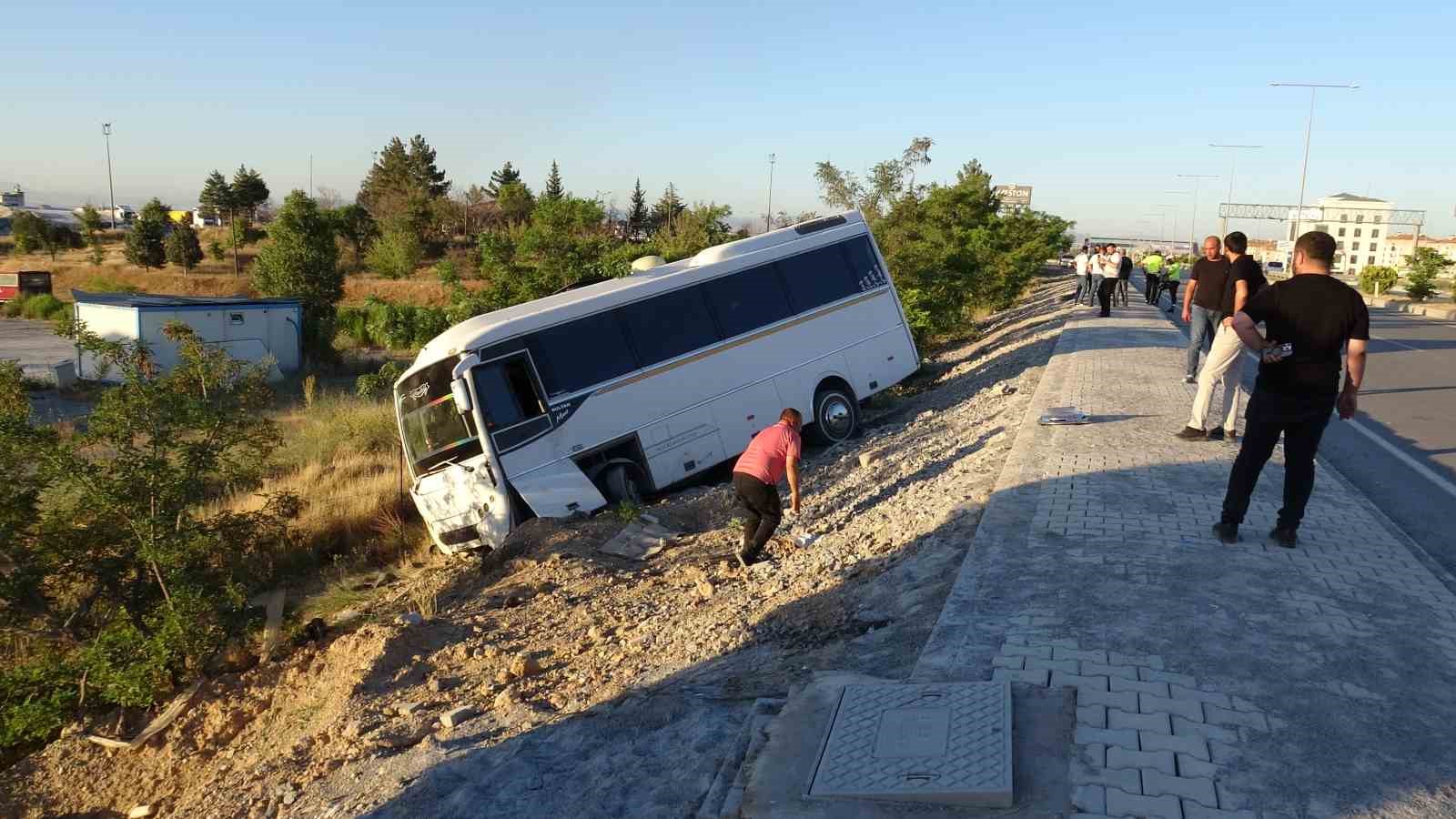 Lastik Patlayan Servis Aracı Şarampole Devrildi: 5 Yaralı