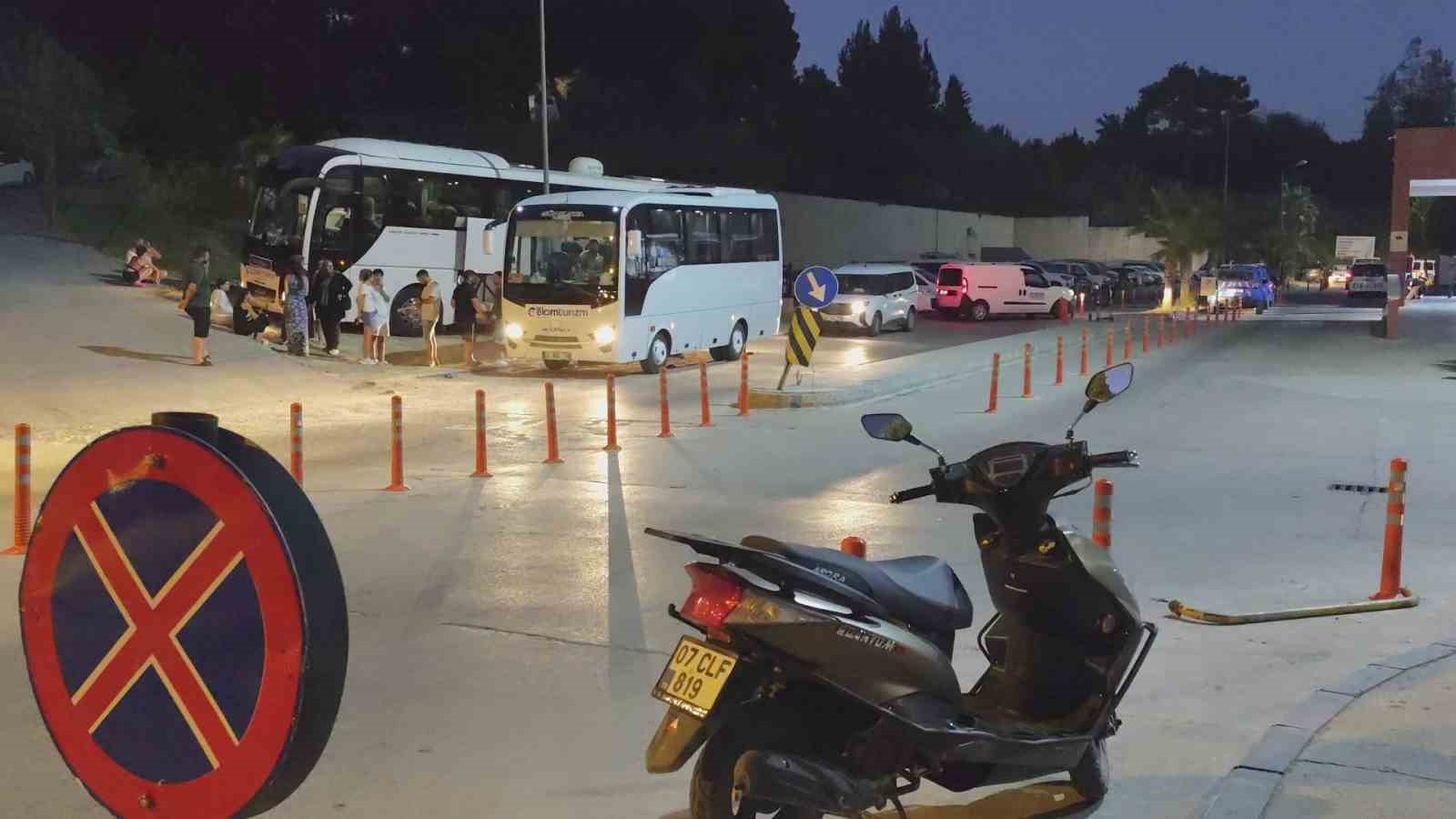 Manavgat'ta Rafting Yapan 52 Yerli Turist Gıda Zehirlenmesi Şüphesiyle Hastaneye Sevk Edildi