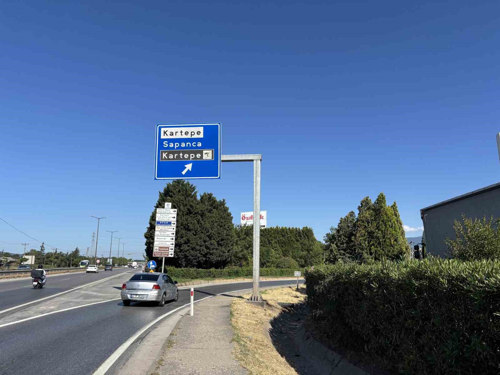 Panelvan Yön Tabelasına Çarptı: Bir Ölü, İki Yaralı