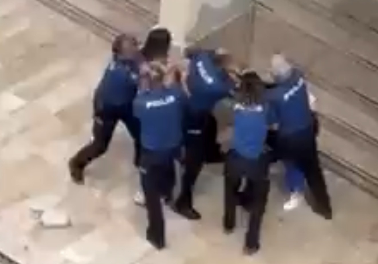 Polisin Önünde Çıkan Kadın Kavgası Güvenlik Kameralarına Yansıdı