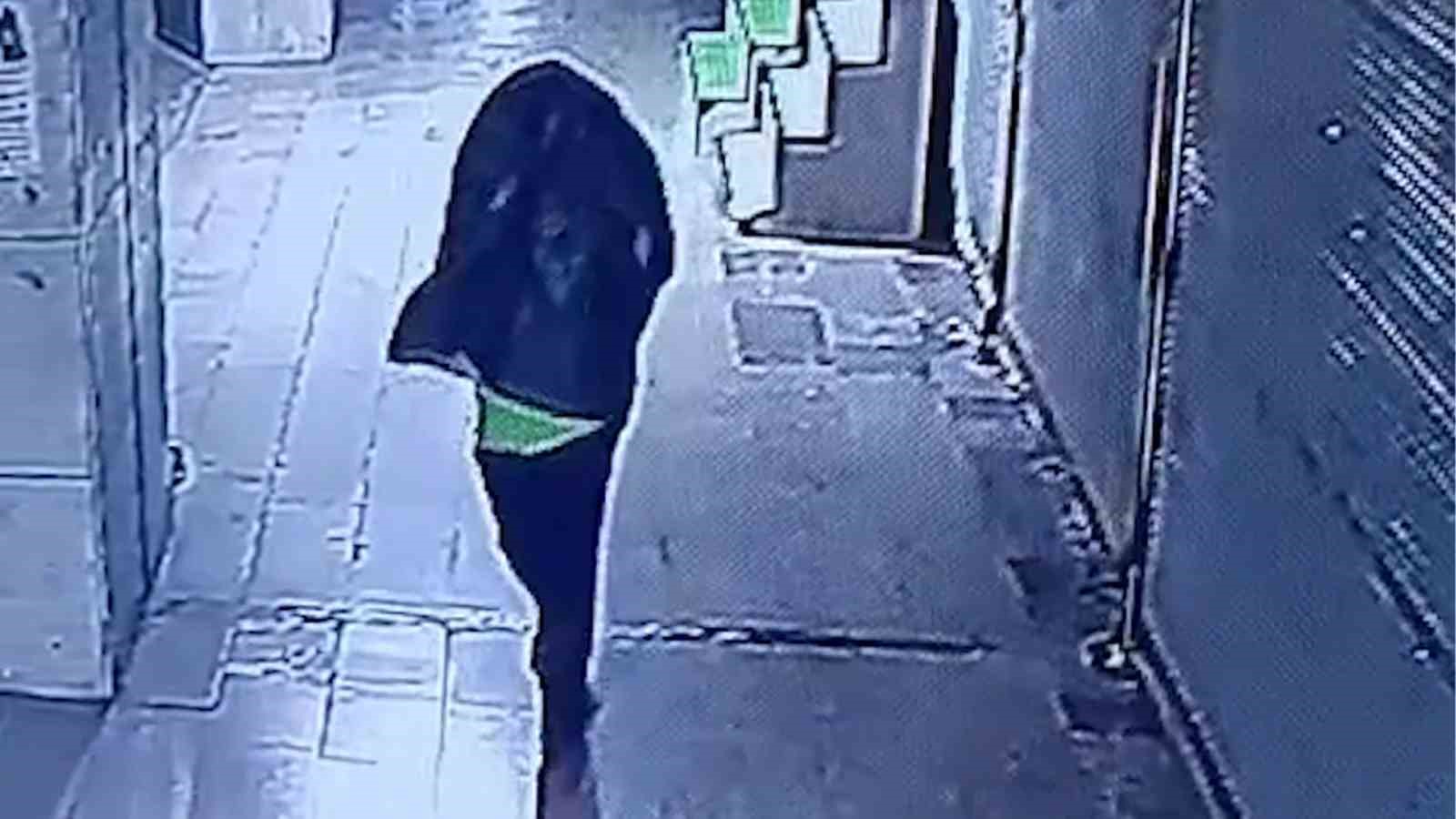 Tanımamak İçin Başına Çöp Poşeti Takıp Yangın Çıkaran Kişi Kameralar Tarafından Yakalandı