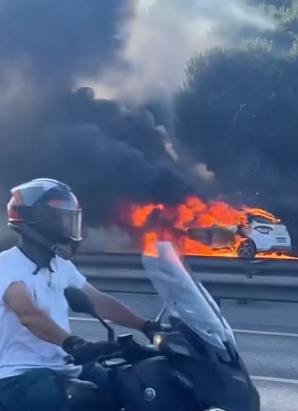 TEM Otoyolu’nda Alev Alev Yanan Otomobil Kullanılamaz Hale Geldi