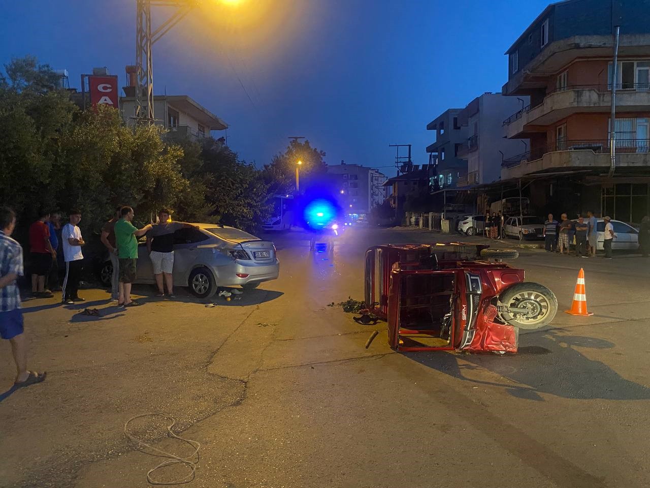 Üç Tekerli Elektrikli Motosiklet ile Otomobil Çarpışması: Dört Yaralı