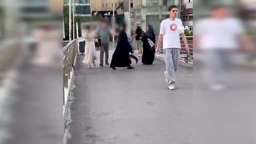 Üst Geçitte Aynı Cinsinden Kişiye Şiddet Anları Güvenlik Kamerasında