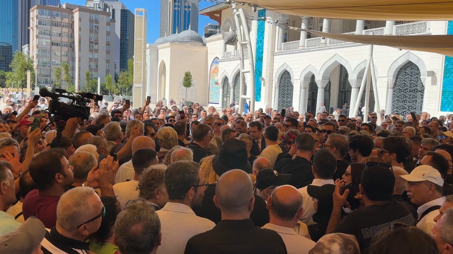 Usta Oyuncu Kadir İnanır İçin Düzenlenen Cenaze Töreni