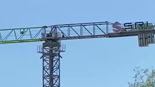 40 Metre Yükseklikte Vinç Operatörünün İlginç Namaz Ve Çalışma Hikayesi