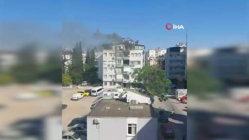 5 katlı binanın terasındaki yangında can pazarı kamerada...Alevlerden kaçmak için alt kattaki pencereye sarktılar