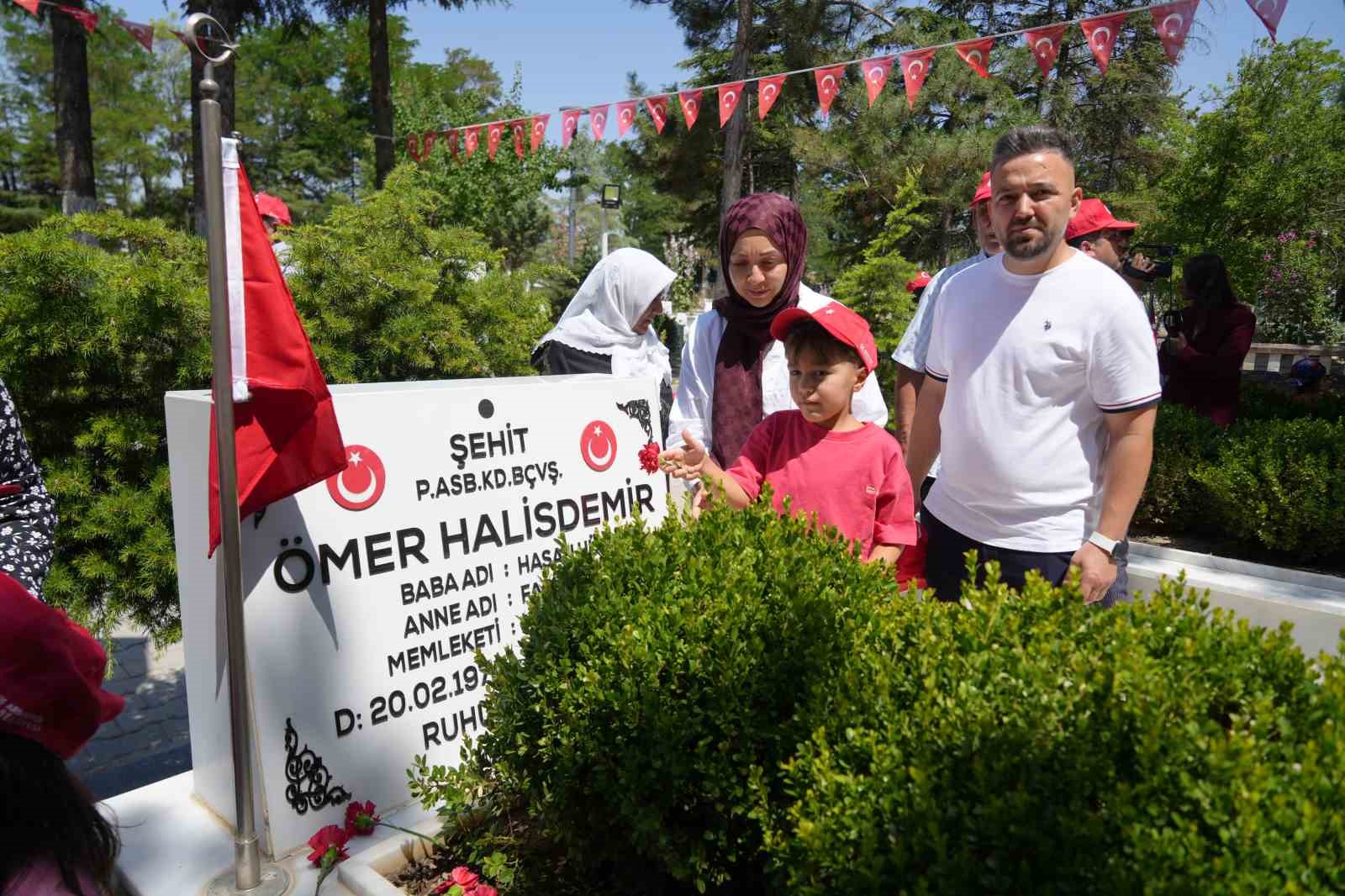 7 yaşındaki Ömer Halis Demir, ismini taşıdığı şehidi birinci kere ziyaret etti