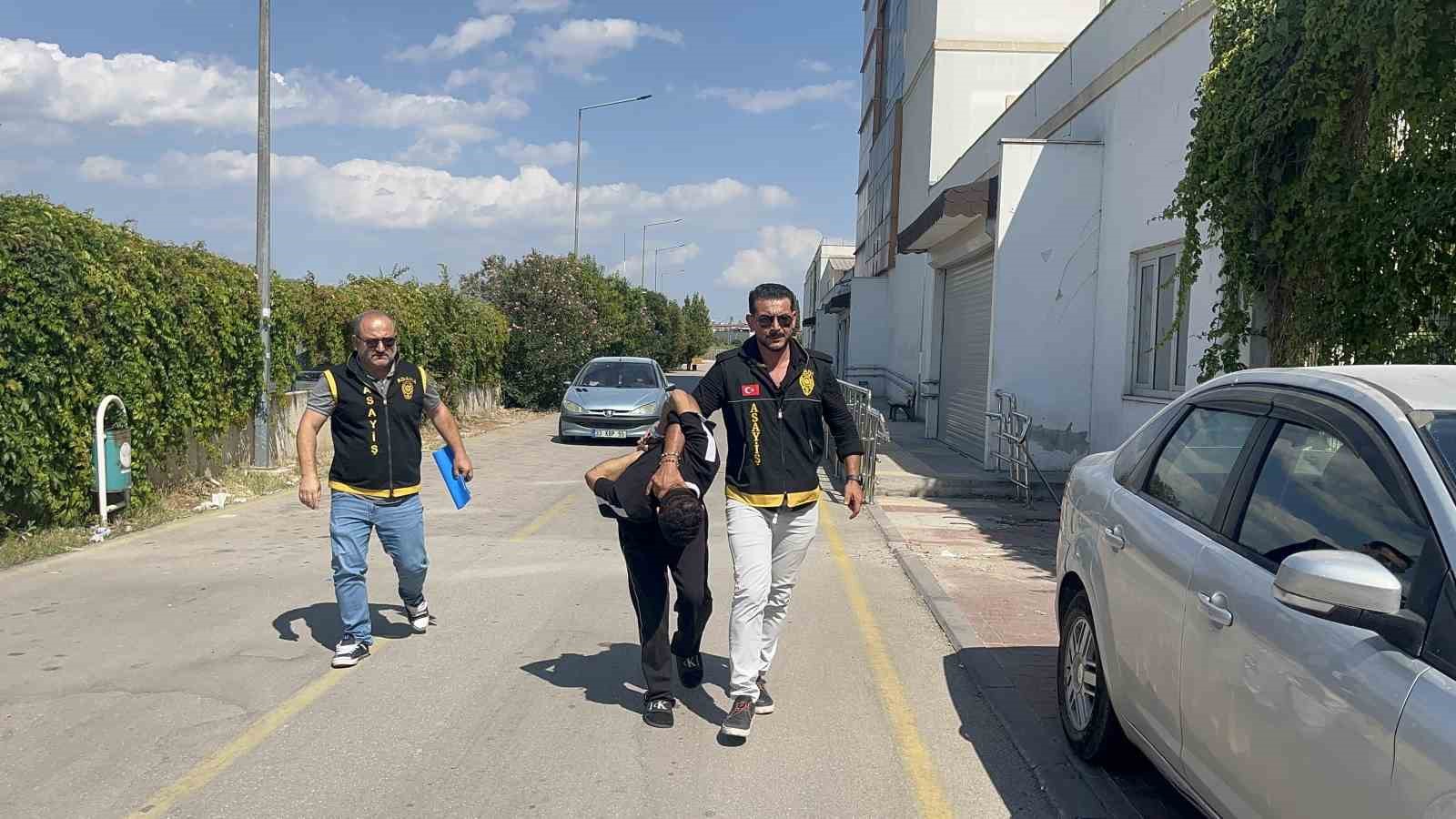 Adana’da 3 kişiyi öldüren katil zanlısı adliyeye sevk edildi