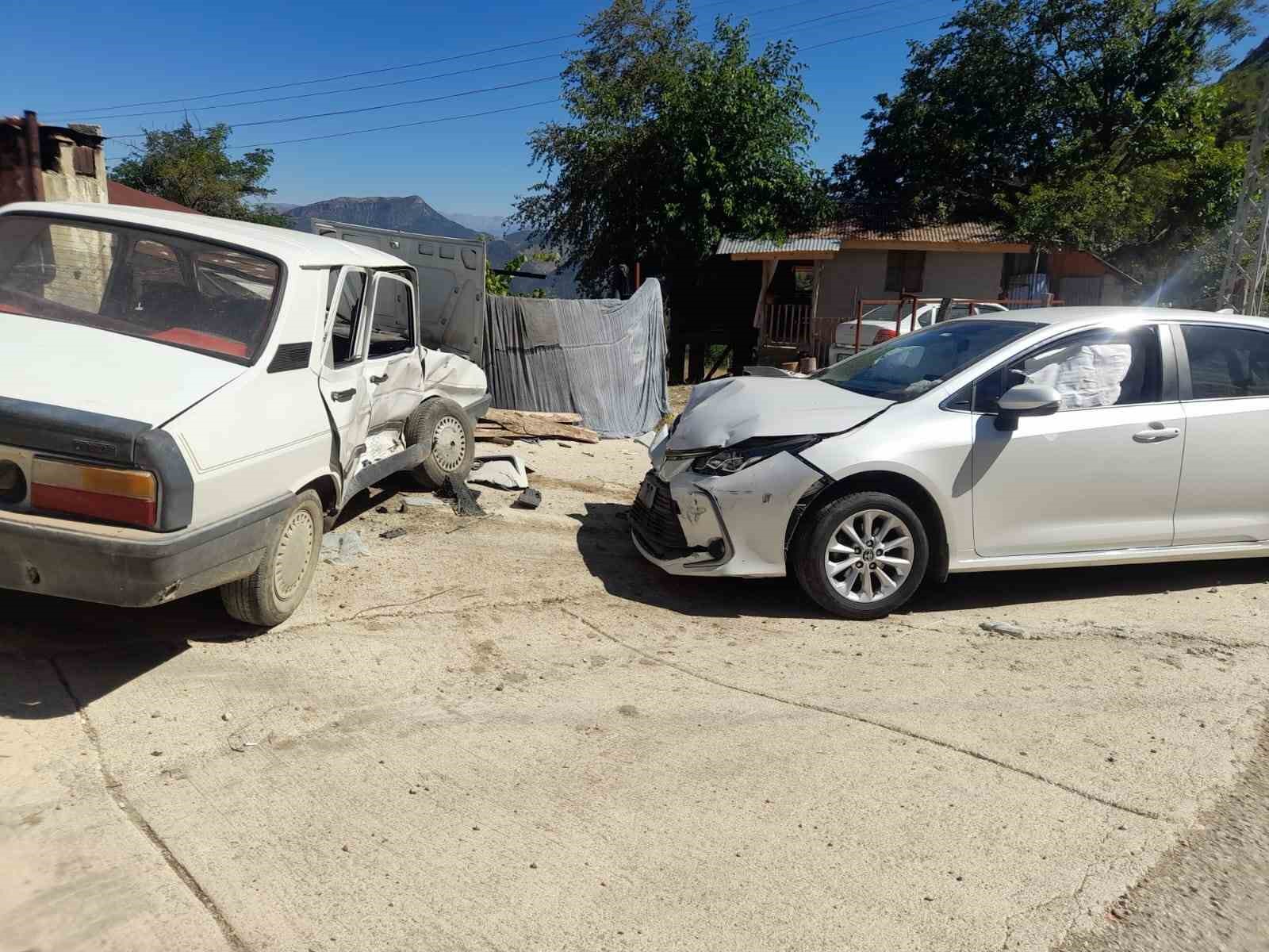 Adana'da Otomobil Çarpışması: İki Yaralı