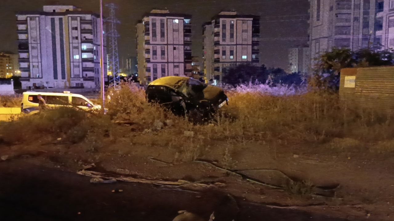 Adana’da takla atan arabadaki 2 kişi yaralandı