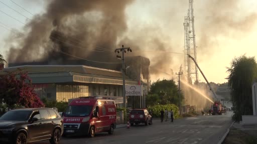 Adana’da yatak fabrikasında yangın: Soğutma çalışmaları devam ediyor
