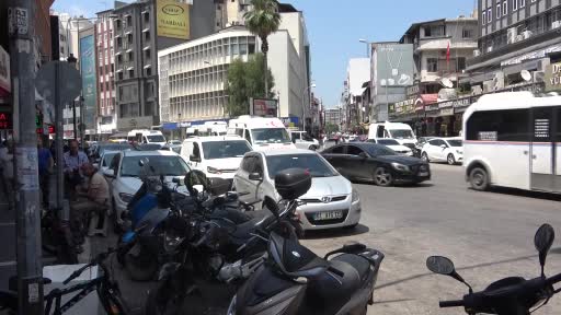 Adana’nın caddeleri açık otoparka döndü
