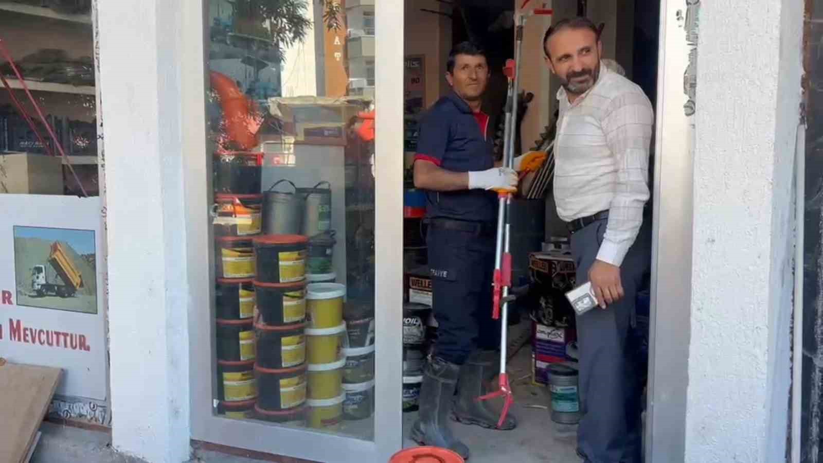 Adilcevaz’da İş Yerine Giren Yılan Panik Yarattı