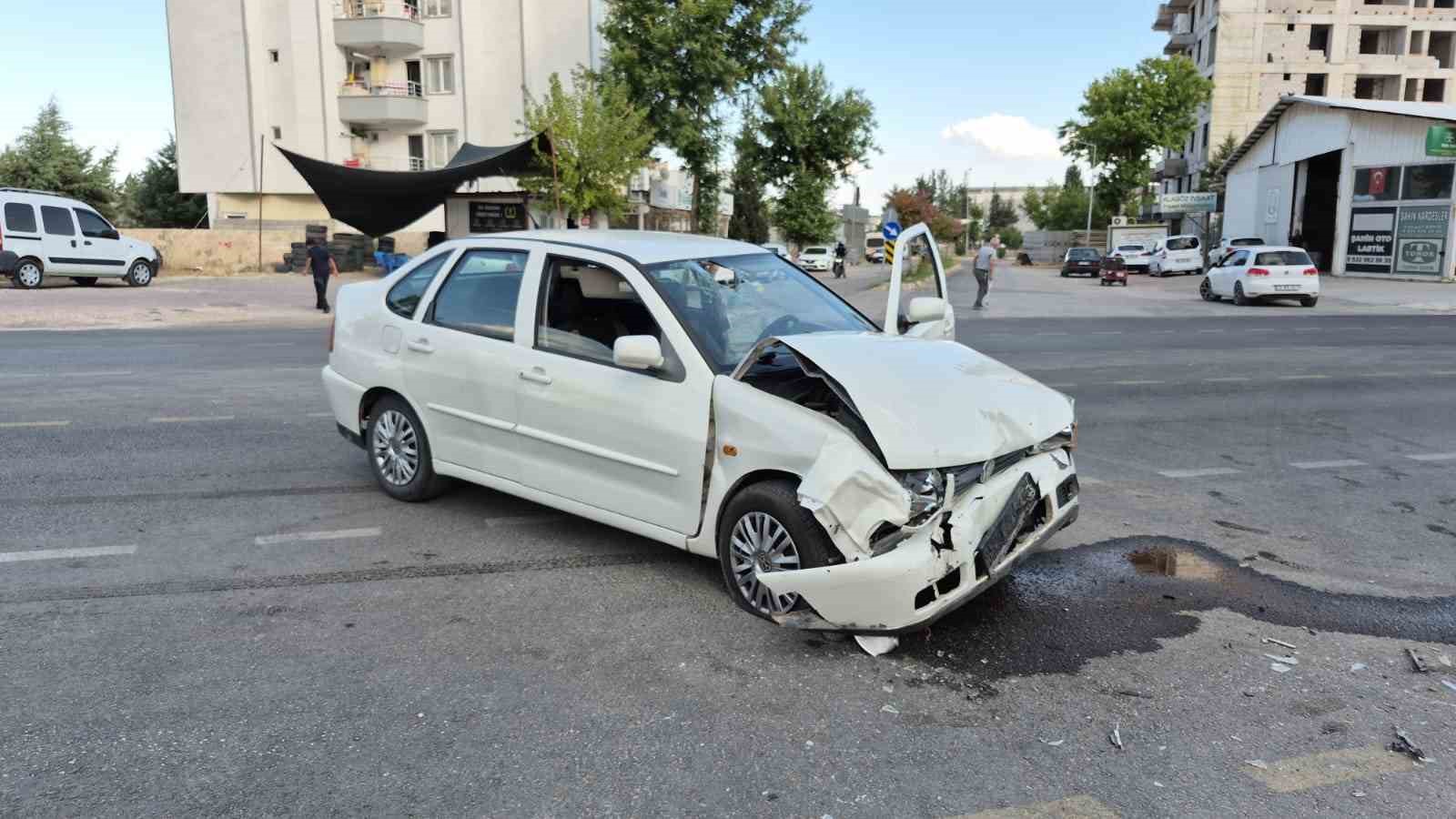 Adıyaman'da Otomobil Kazası: 3 Yaralı, 1'i Ağır