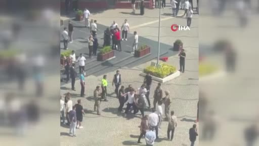 Adliye önünde ortalığın savaş alanına döndüğü arbede kamerada