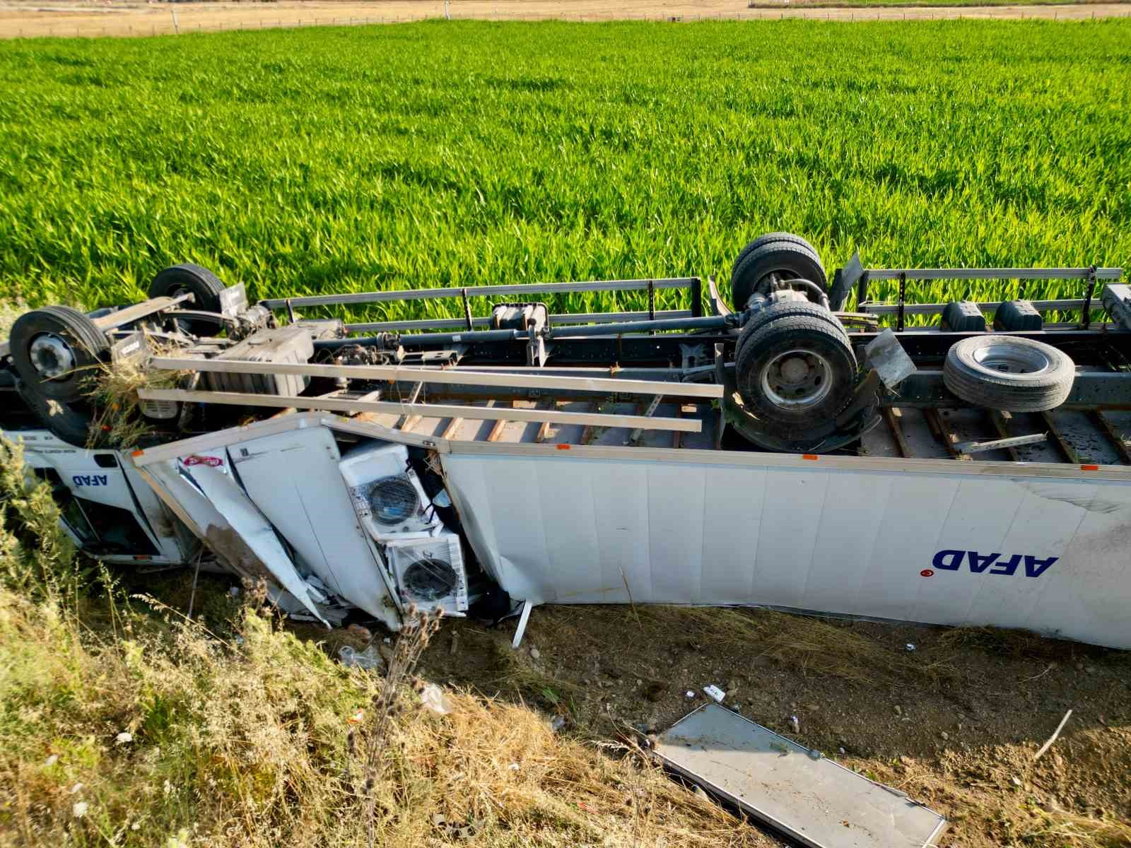 AFAD’ın beyaz eşya yüklü tırı devrildi: 2 yaralı