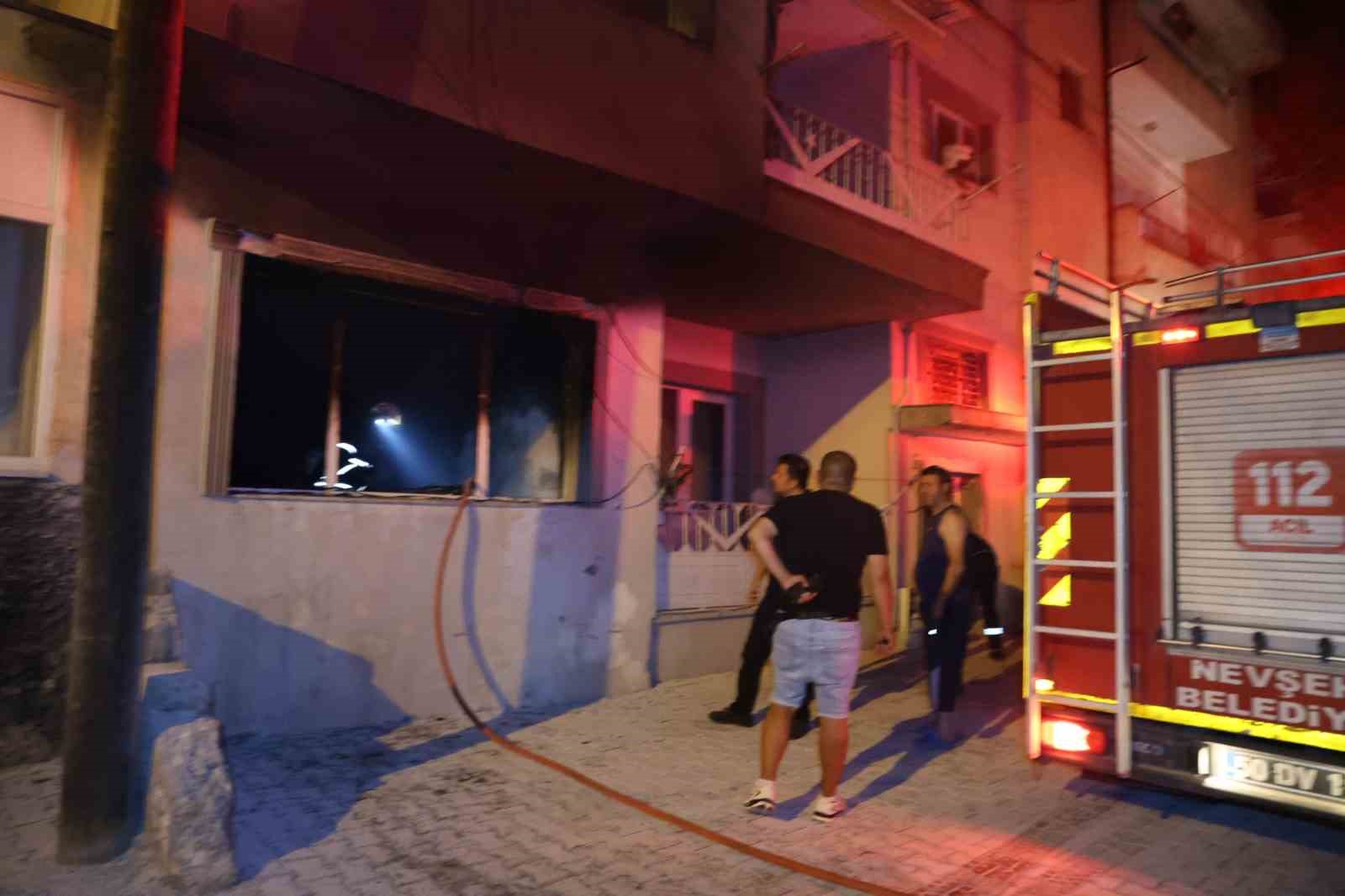 Ağabeyini Bıçakla Kovaladıktan Sonra Evi Ateşe Verdi