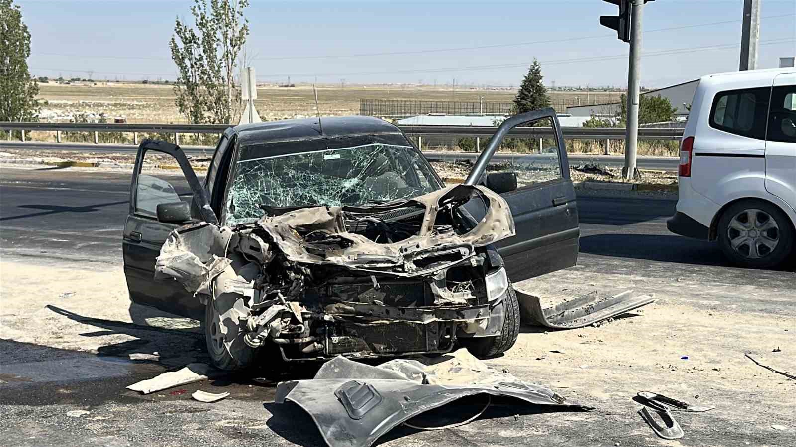 Aksaray’da araba vince arkadan çarptı: 3 yaralı