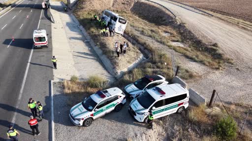 Aksaray'da Seyir Halindeki Otobüs Devirdi ve 44 Yaralı Oldu