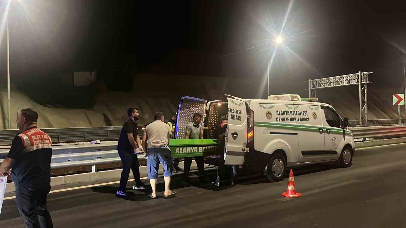 Alanya’da motosiklet bariyerlere çarptı, şoför hayatını kaybetti
