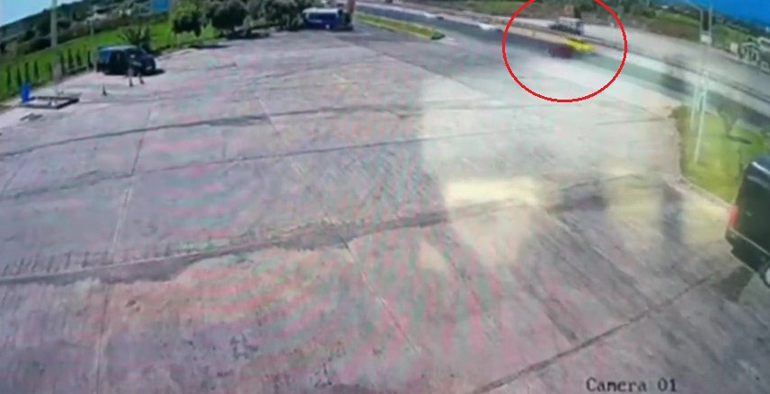 Alkollü şoför evvel bariyerlere, akabinde seyir halindeki taksiye çarptı