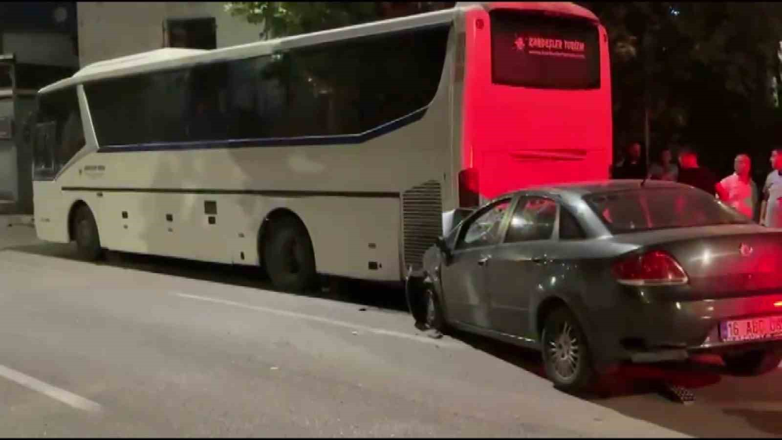 Alkollü şoför evvel duvara sonra otobüse çarptı: 2 ağır yaralı