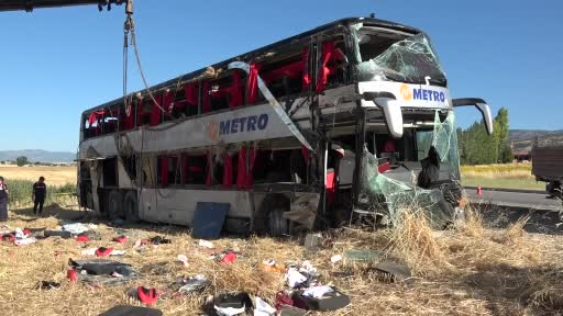 Amasya’da yolcu otobüsü devrildi: 2’si ağır 46 yaralı