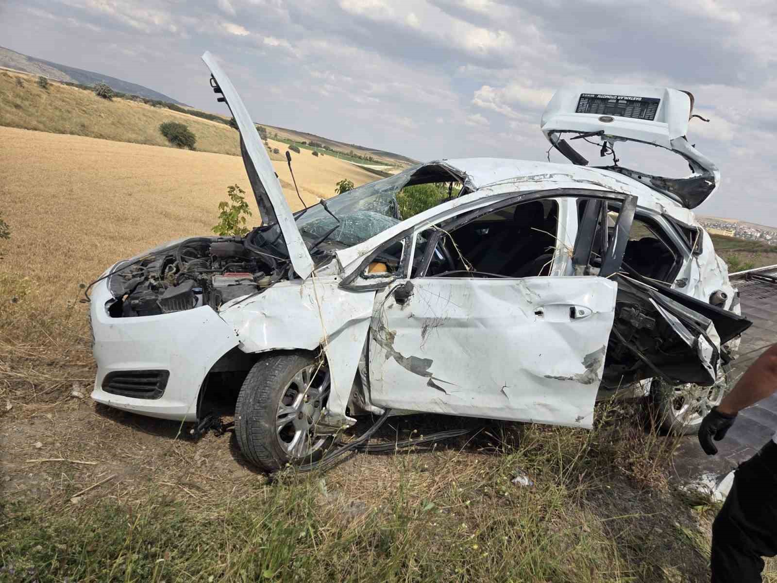 Ankara’da araba şarampole yuvarlandı: 3 yaralı
