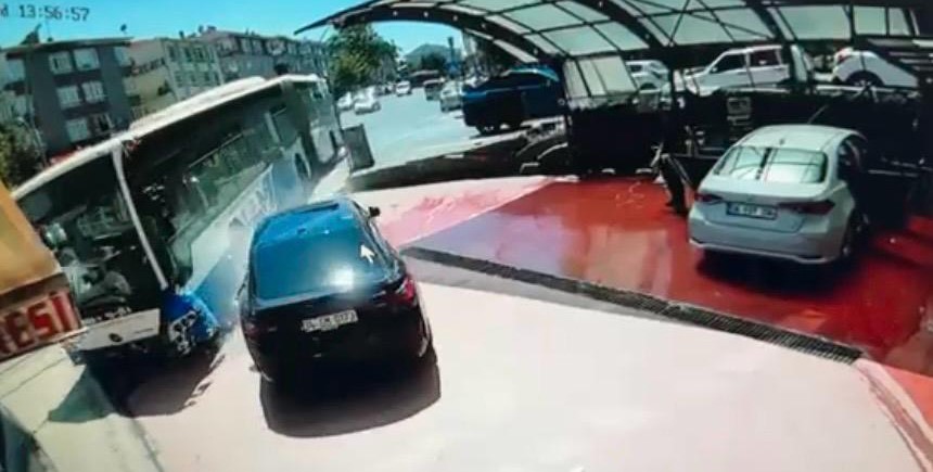 Ankara’da denetimden çıkan EGO otobüsünü son anda fark eden kişi kazadan kurtuldu