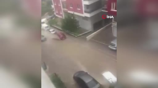 Ankara’da sağanak yağışta arabalar sürüklendi, çöken yola bir araç düştü: O anlar kamerada