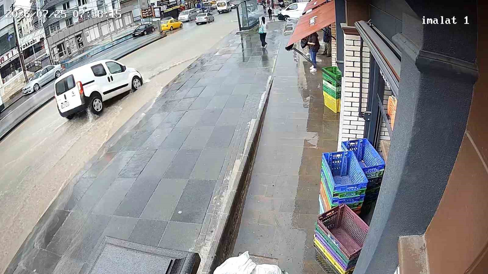 Ankara’da sağanak yağıştan ötürü çöken yola düşen araç güvenlik kamerasına yansıdı