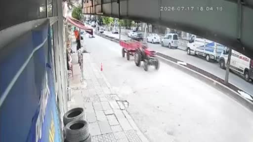 Ankara’da seyir halindeki traktörün yerinden çıkan römorku paniğe sebep oldu