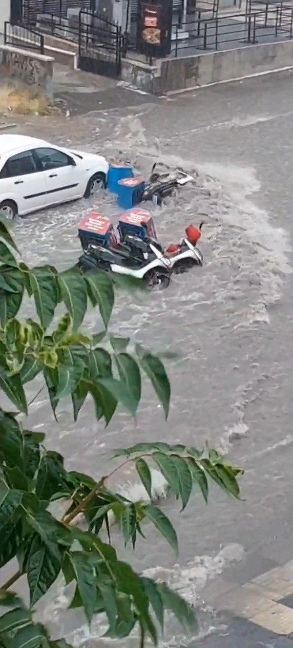 Ankara’da şiddetli sağanak: Sel suları motosikletleri sürükledi